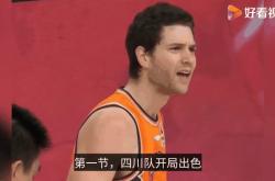 热刺场边指挥情绪激动，皇马队员怒摔水瓶！